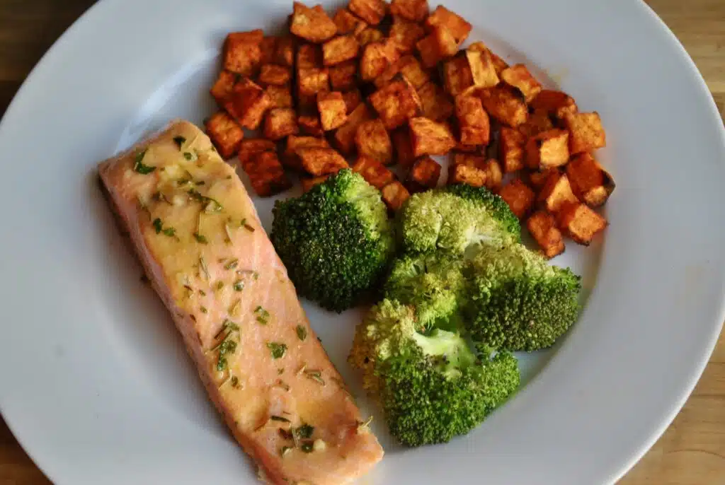 filling your plate with 4-6 oz of high quality protein, 1 cu of starchy carbs, and 1 cu of fibrous carbs will set you up nicely for weight loss vis satiation.